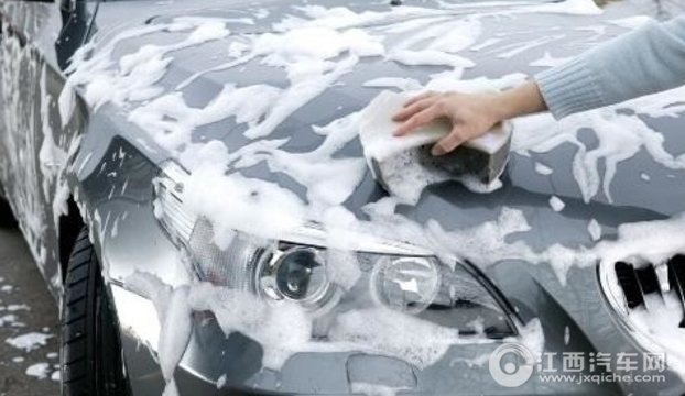 天儿冷了洗车别再用热水了 小心漆面爆裂！